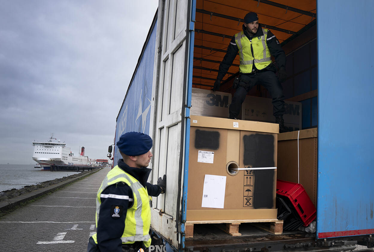 Controle van vrachtwagen door KMar