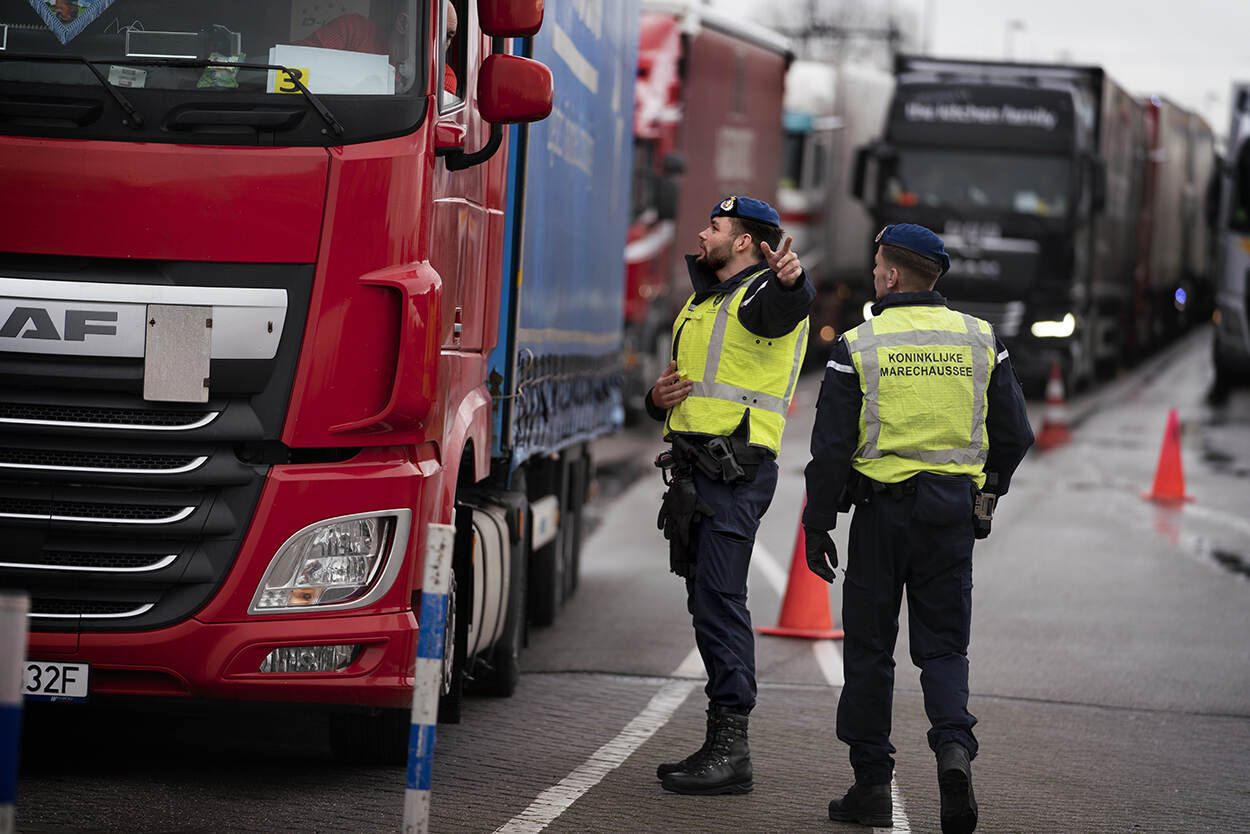 KMar in gesprek met chauffeur