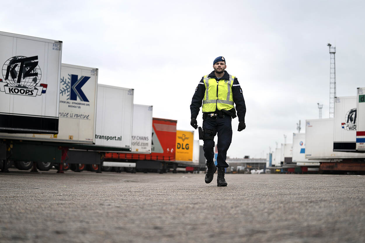 Rutger van de KMar loopt op het haventerrein van Hoek van Holland