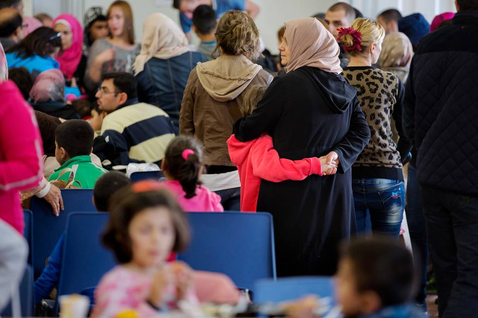 Moeder houdt haar dochter vast