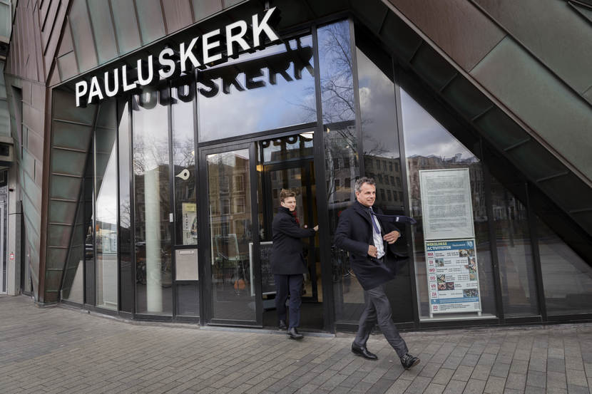 Harbers bezoekt Pauluskerk