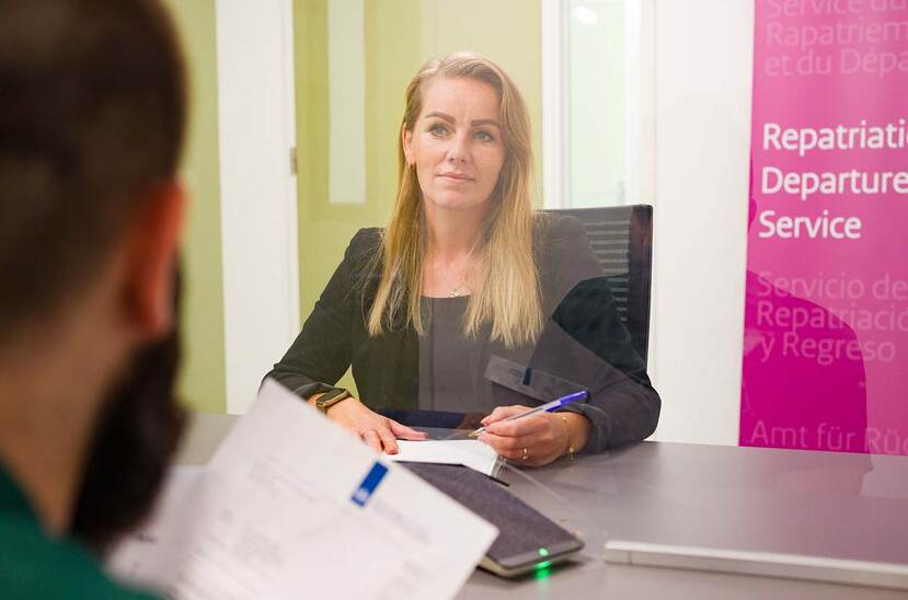 medewerkster in gesprek