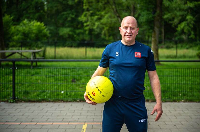 man met bal