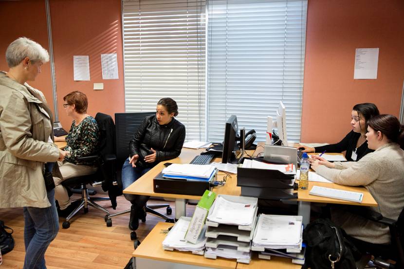 COA medewerkers aan in het werk in het kantoor