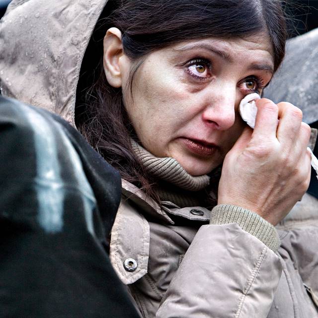 Demonstratie artikel 1F in Den Haag met een huilende vrouw