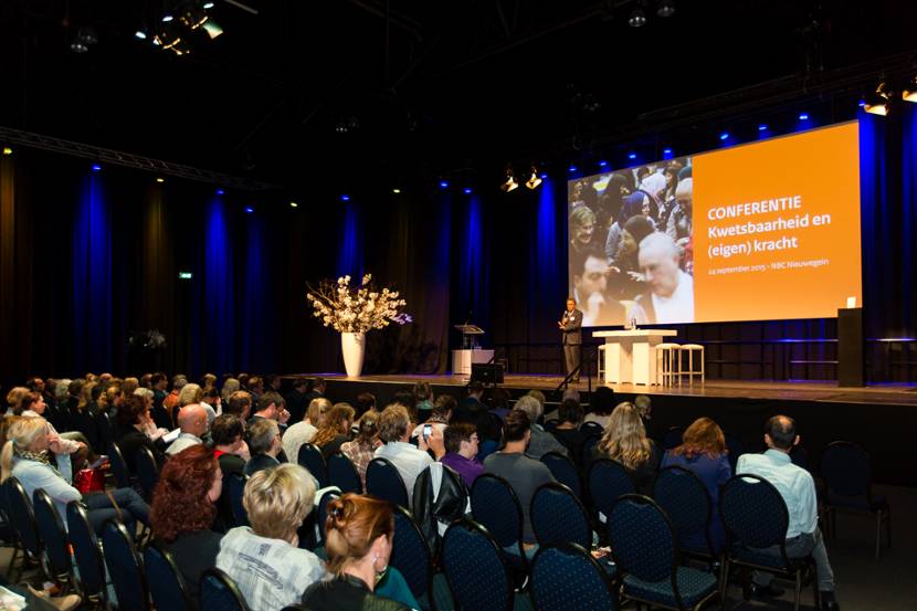 Opening van de bijeenkomst in de grote zaal