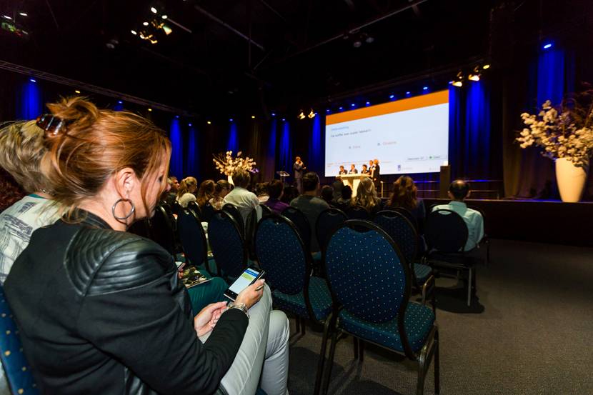 Vrouw stemt op een stelling met haar telefoon