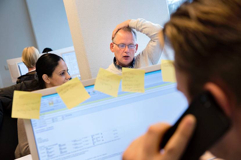 Helpdesk noodopvang COA, collega's met handen in het haar