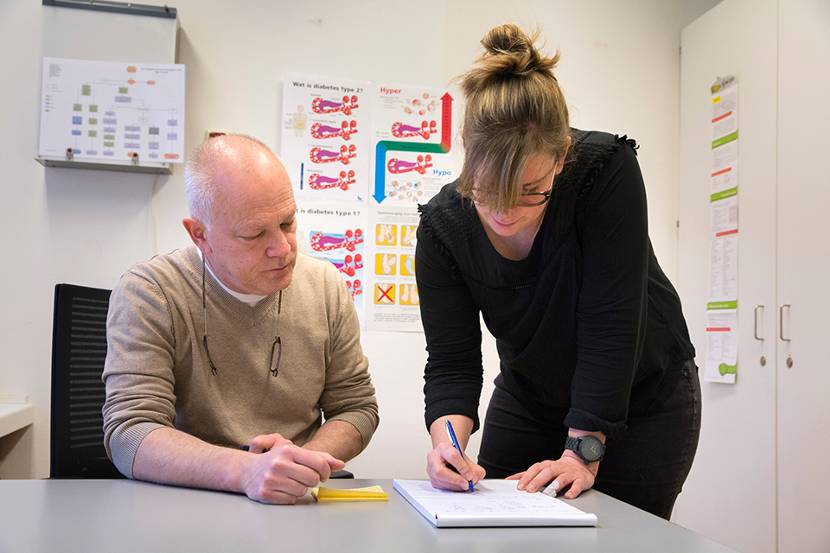 Arts Rob de Jong en zijn assistent