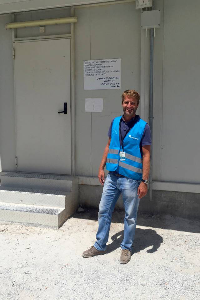 John Kooij buiten in kamp Moria op Lesbos