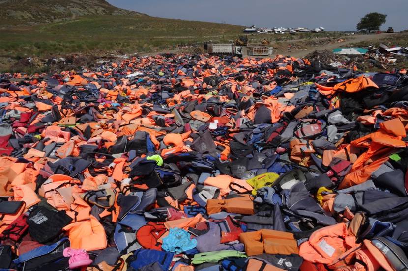 Een grote berg gebruikte lifejackets