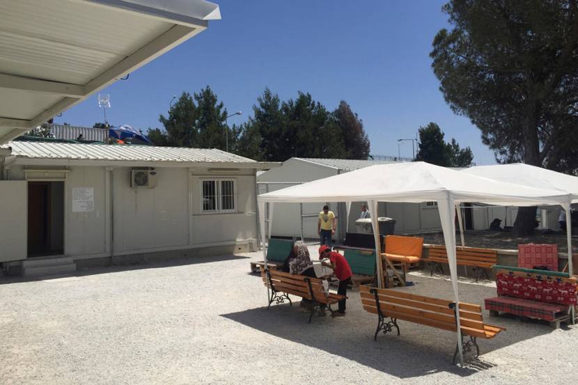 Tent op het centrale pleintje op kamp Moria