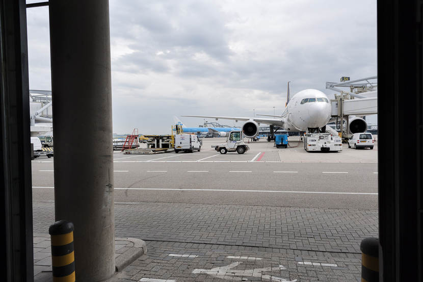 Vliegtuig staat aan een gate op Schiphol