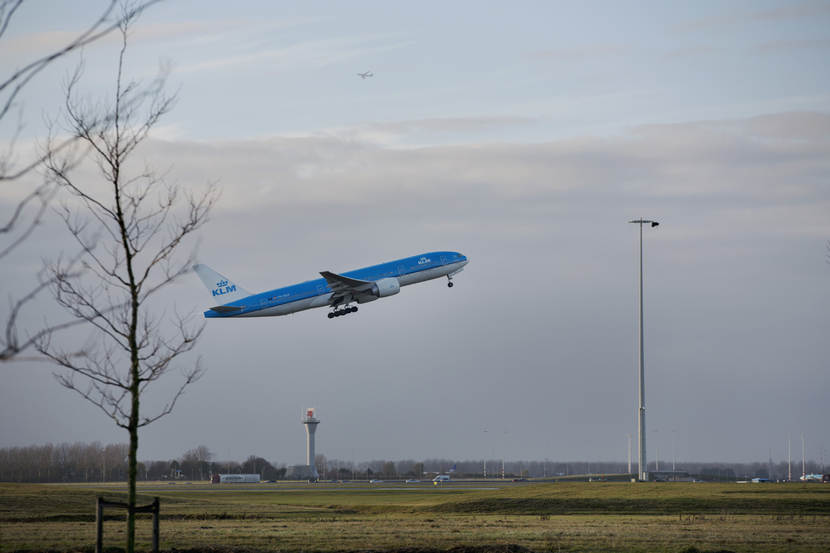 Een vliegtuig van KLM vertrekt van Schiphol