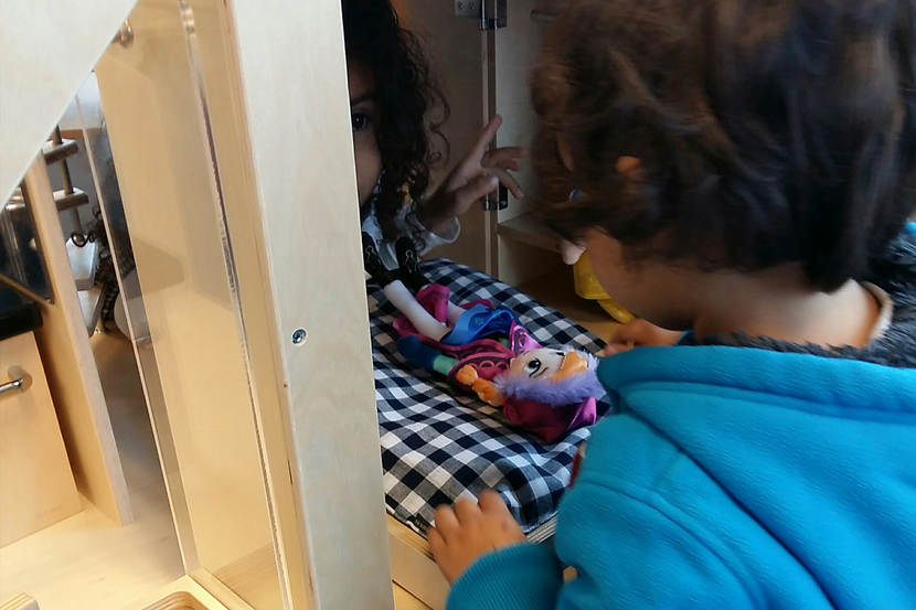 Kinderen in azc Aalten spelen met een gedoneerde poppenvilla