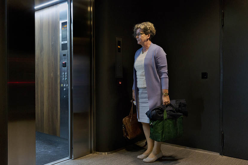 Jannita Robberse staat bij de lift