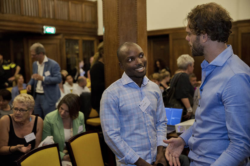 Deelnemers in de zaal bij bijeenkomst LHBT