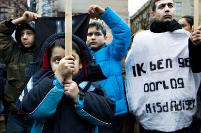 Demonstratie artikel 1F in Den Haag met demonstrerend kind