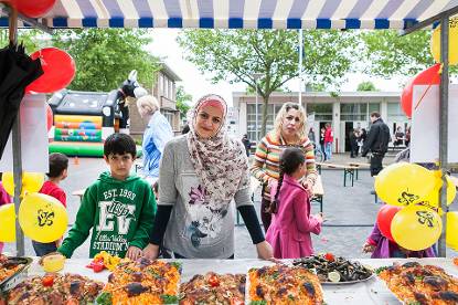 Marktkraam op de opendag van een AZC