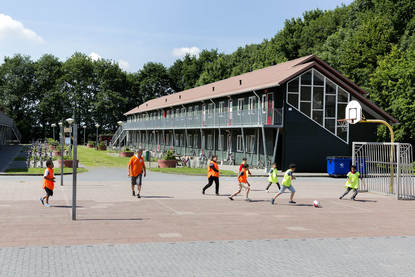 Voetballen op het AZC